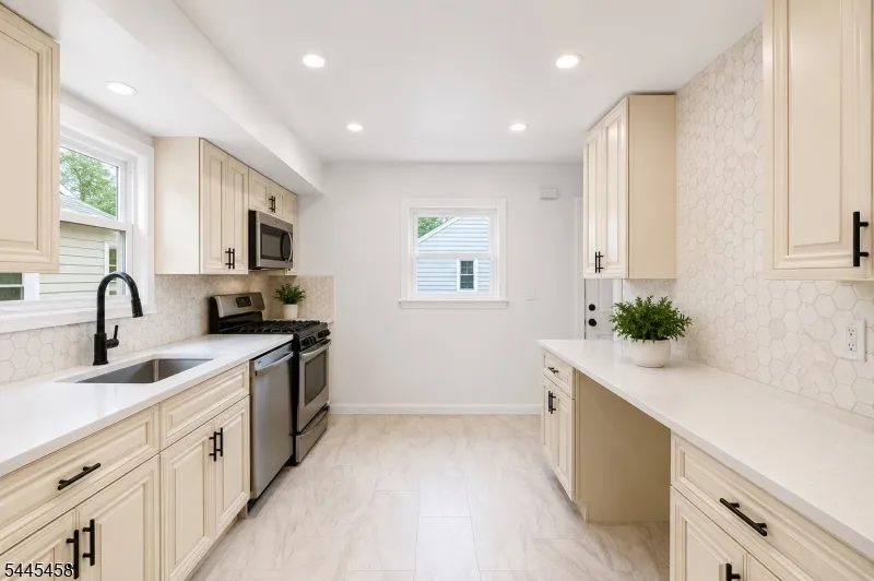 18 Farmingdale Ave Bloomfield, NJ 07003