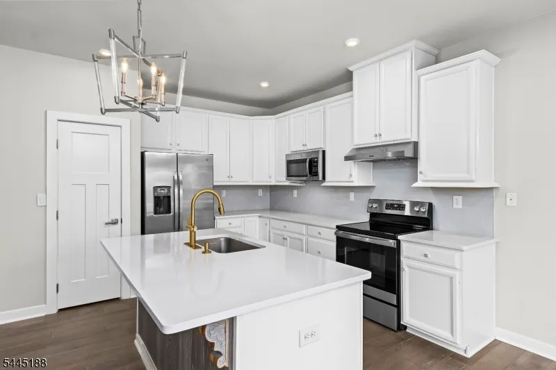 18 Mountain View Ln Mansfield, NJ 07865