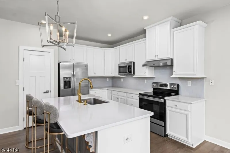18 Mountain View Ln Mansfield, NJ 07865