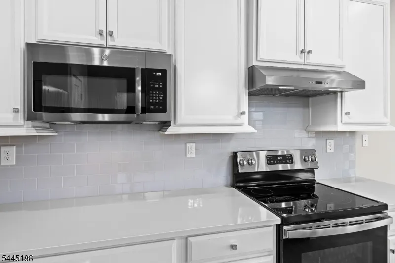 18 Mountain View Ln Mansfield, NJ 07865