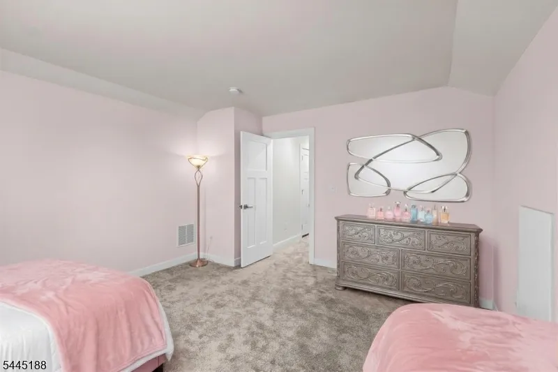 18 Mountain View Ln Mansfield, NJ 07865