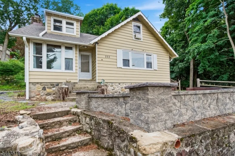 255 E Shore Trl Sparta, NJ 07871