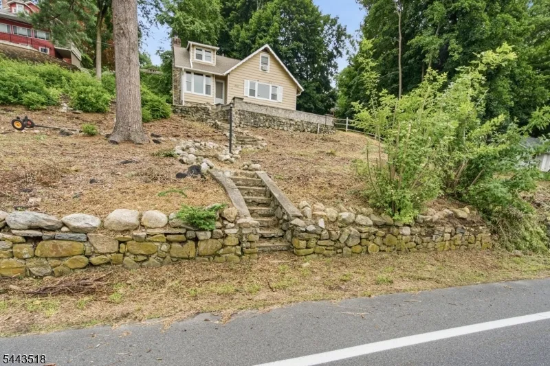255 E Shore Trl Sparta, NJ 07871