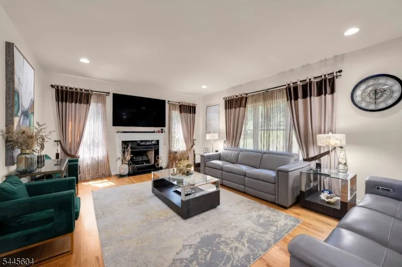 6 Jacob Way Lopatcong, NJ 08865