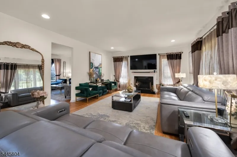 6 Jacob Way Lopatcong, NJ 08865