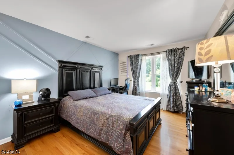 6 Jacob Way Lopatcong, NJ 08865