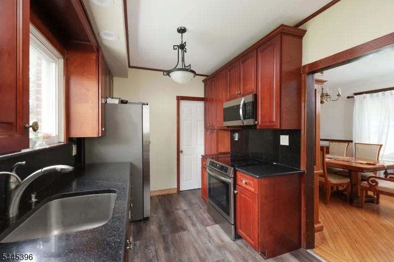 140 Valentine Pl Woodbridge, NJ 07095