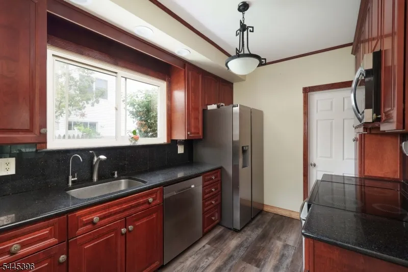 140 Valentine Pl Woodbridge, NJ 07095
