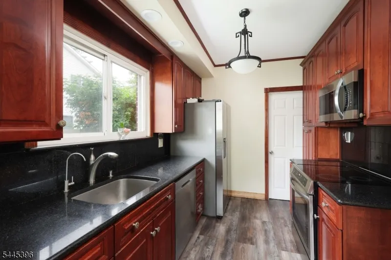 140 Valentine Pl Woodbridge, NJ 07095