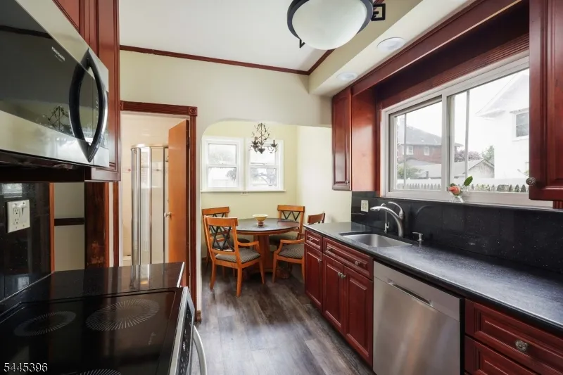 140 Valentine Pl Woodbridge, NJ 07095