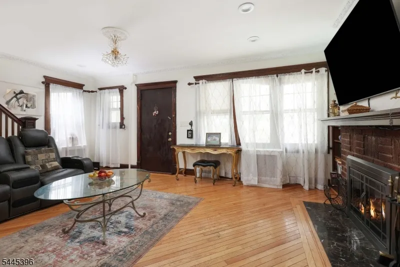 140 Valentine Pl Woodbridge, NJ 07095