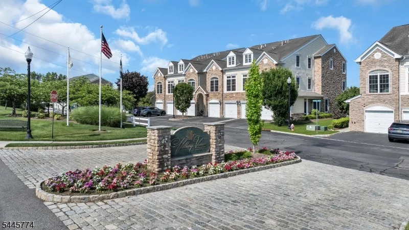 28 Forshee Cir Montvale, NJ 07645