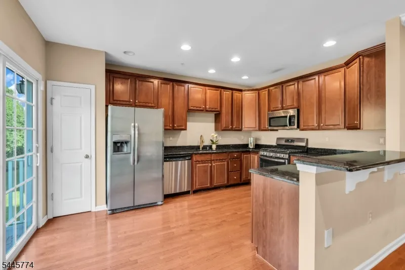 28 Forshee Cir Montvale, NJ 07645