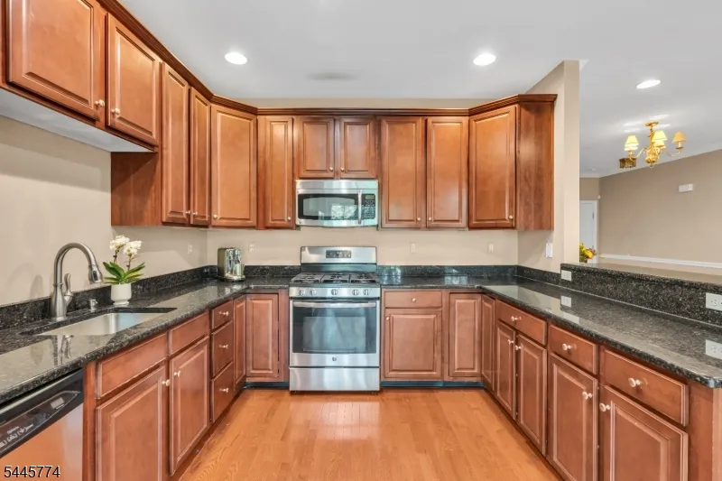 28 Forshee Cir Montvale, NJ 07645