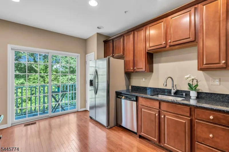 28 Forshee Cir Montvale, NJ 07645