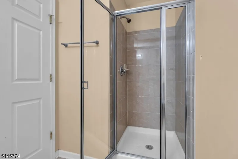 28 Forshee Cir Montvale, NJ 07645