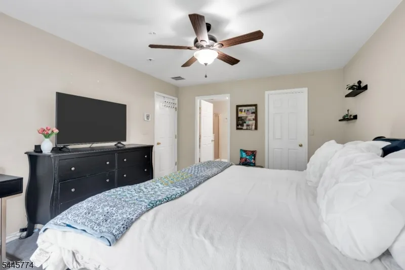 28 Forshee Cir Montvale, NJ 07645