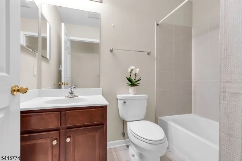 28 Forshee Cir Montvale, NJ 07645