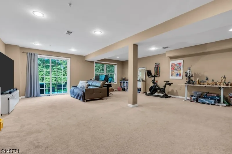 28 Forshee Cir Montvale, NJ 07645