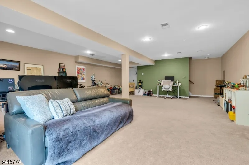 28 Forshee Cir Montvale, NJ 07645