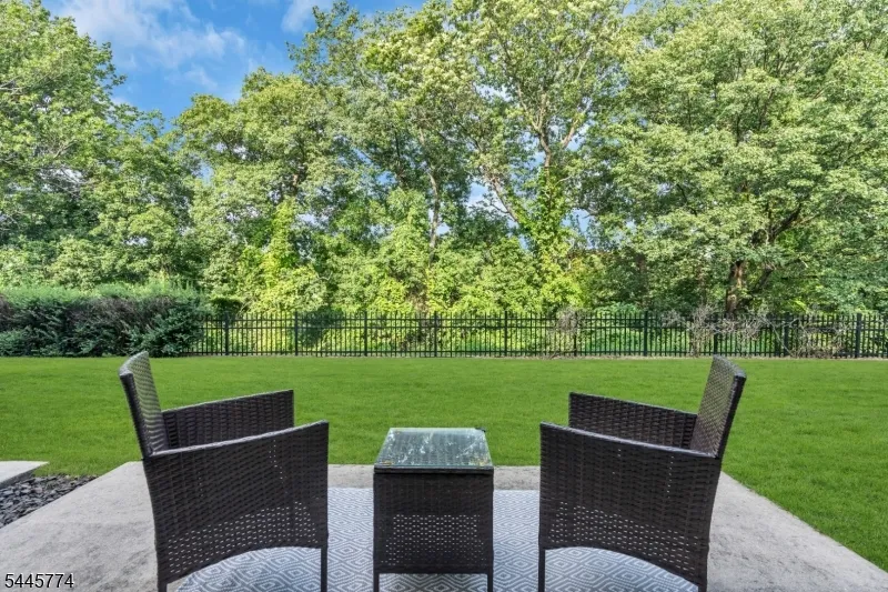 28 Forshee Cir Montvale, NJ 07645