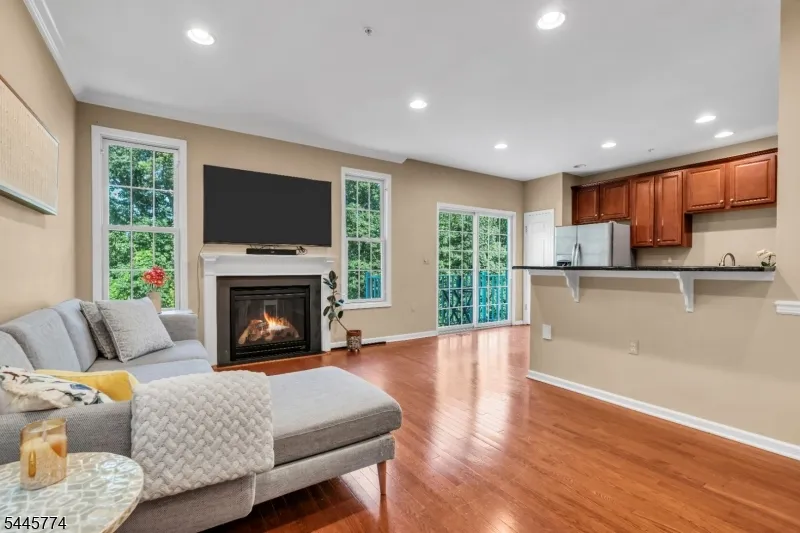 28 Forshee Cir Montvale, NJ 07645