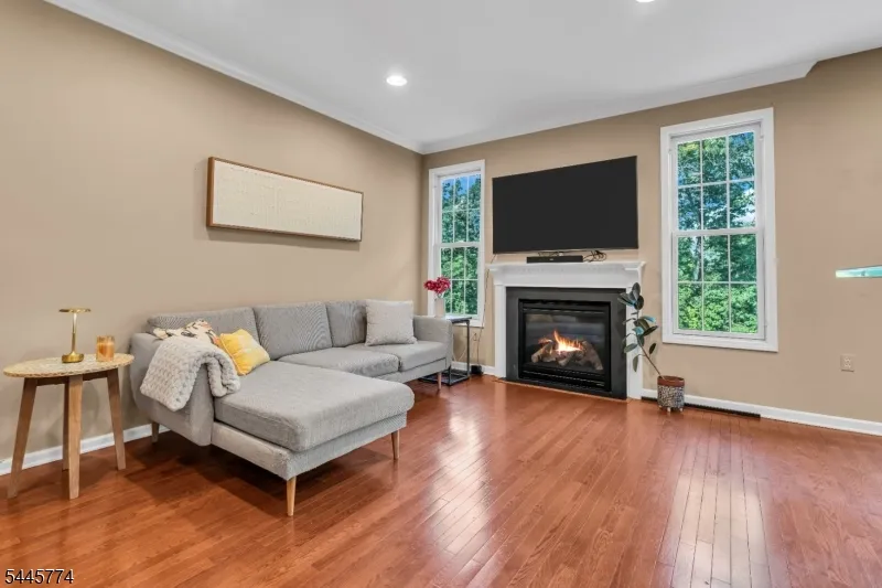 28 Forshee Cir Montvale, NJ 07645