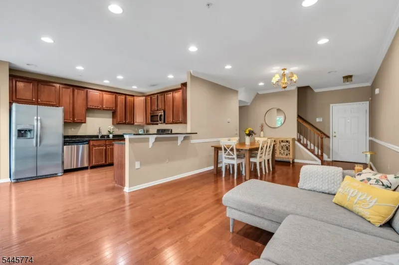 28 Forshee Cir Montvale, NJ 07645