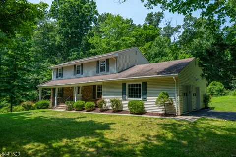 4 Tracey Ln