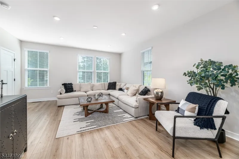 6 Saw Mill Cir Hackettstown Town, NJ 07840