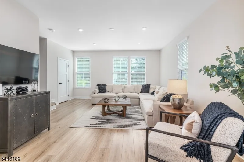 6 Saw Mill Cir Hackettstown Town, NJ 07840