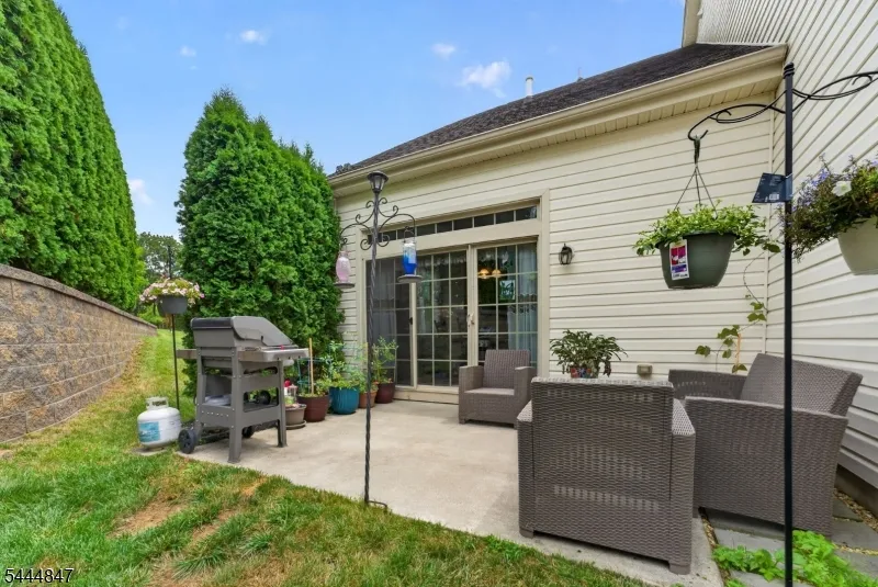 418 Edward St Lopatcong, NJ 08865
