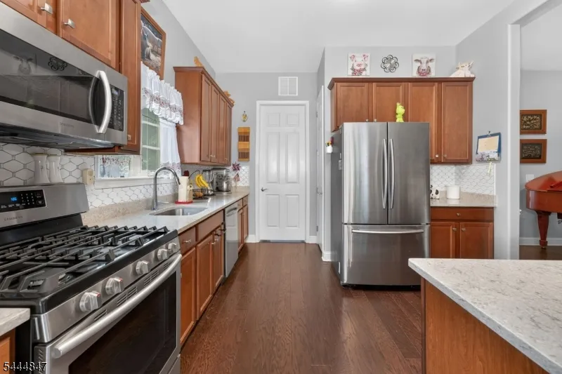 418 Edward St Lopatcong, NJ 08865