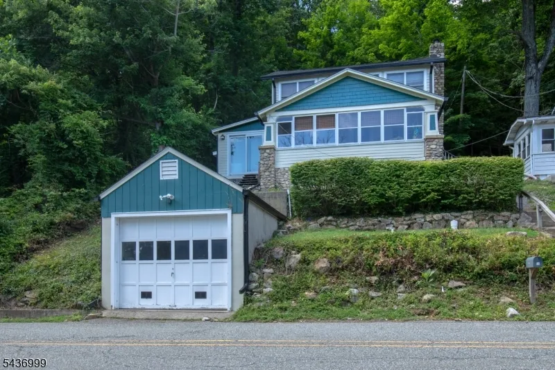 114 Lakeside Dr Liberty, NJ 07823