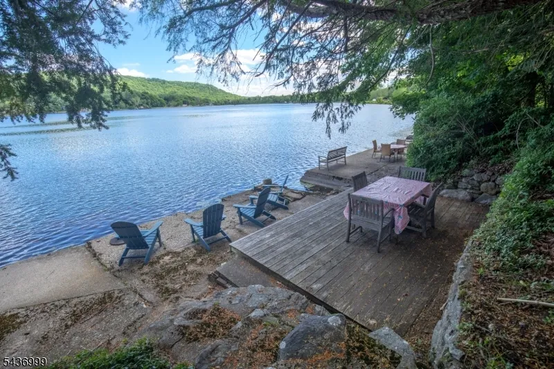 114 Lakeside Dr Liberty, NJ 07823