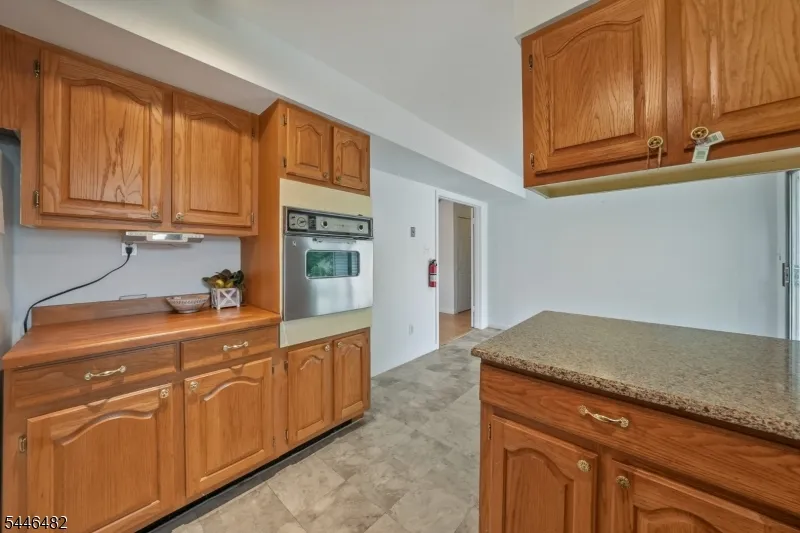 6 Concord Dr Franklin, NJ 08873