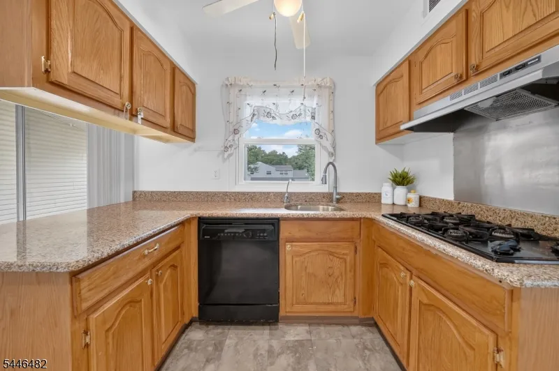 6 Concord Dr Franklin, NJ 08873