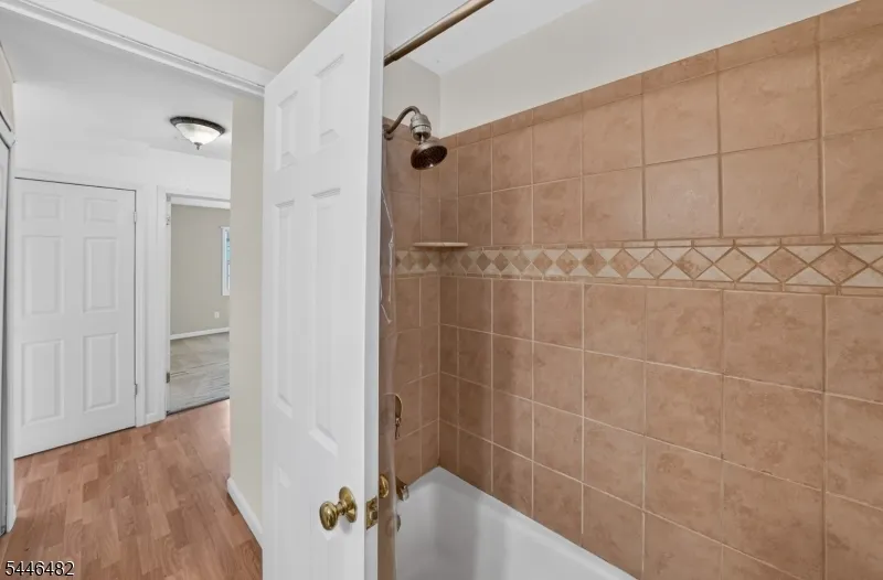 6 Concord Dr Franklin, NJ 08873