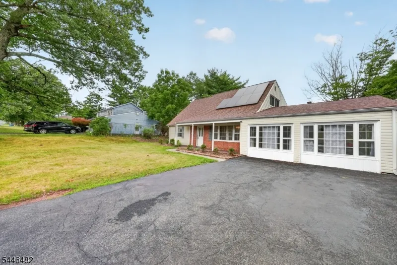 6 Concord Dr Franklin, NJ 08873