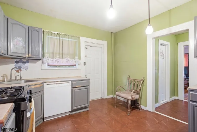 233 Meeker Ave Newark City, NJ 07112