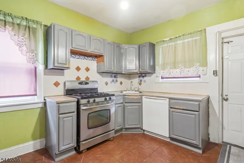 233 Meeker Ave Newark City, NJ 07112