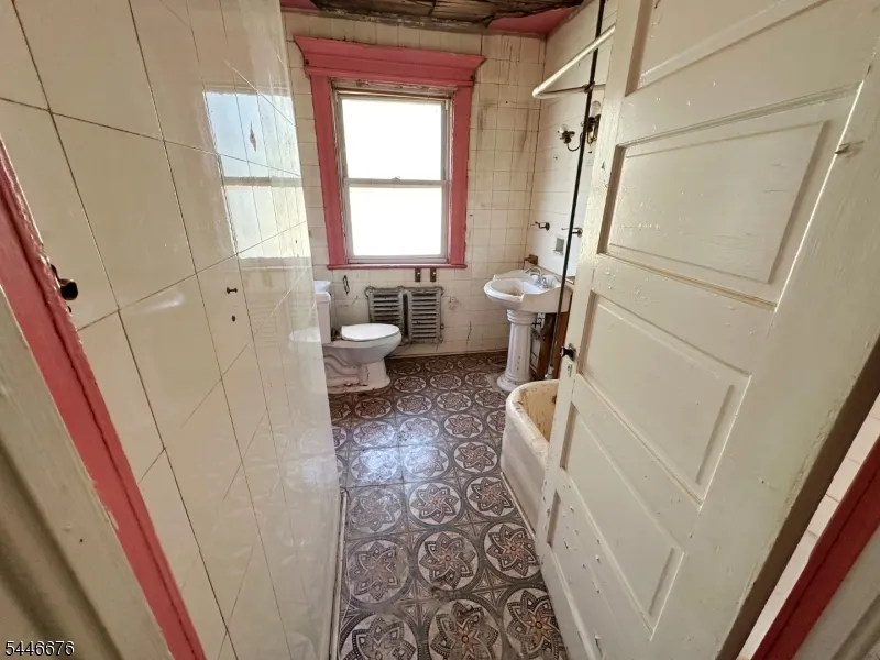 86 Hawthorne Ave East Orange City, NJ 07018