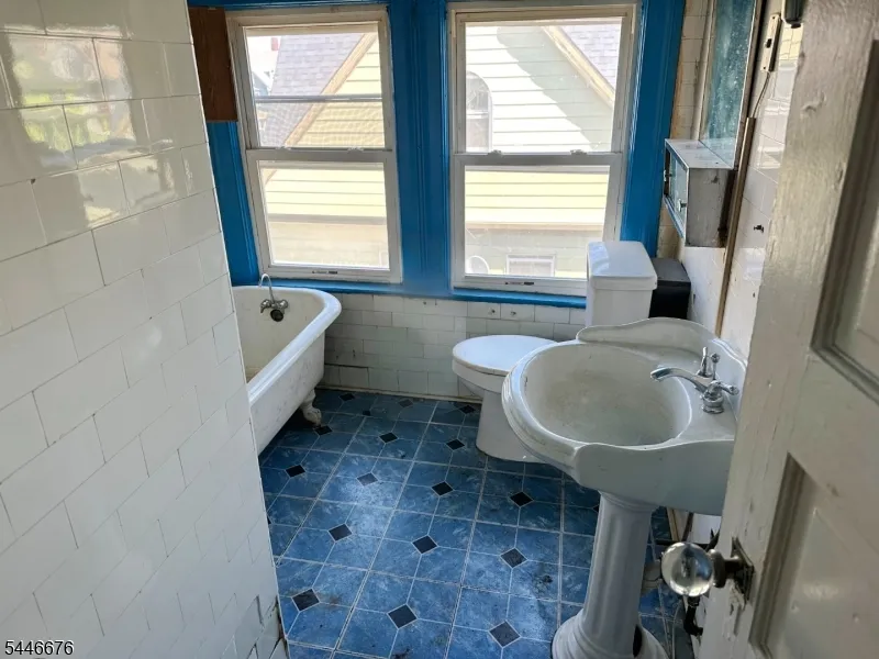 86 Hawthorne Ave East Orange City, NJ 07018