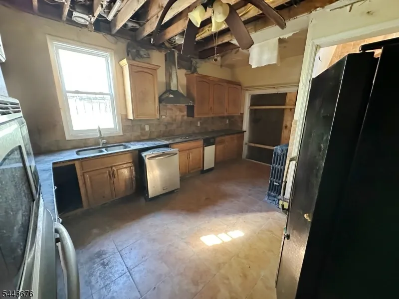 86 Hawthorne Ave East Orange City, NJ 07018