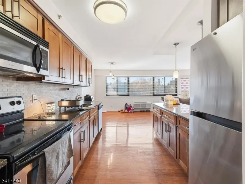 60 Parkway Dr East Orange City, NJ 07017