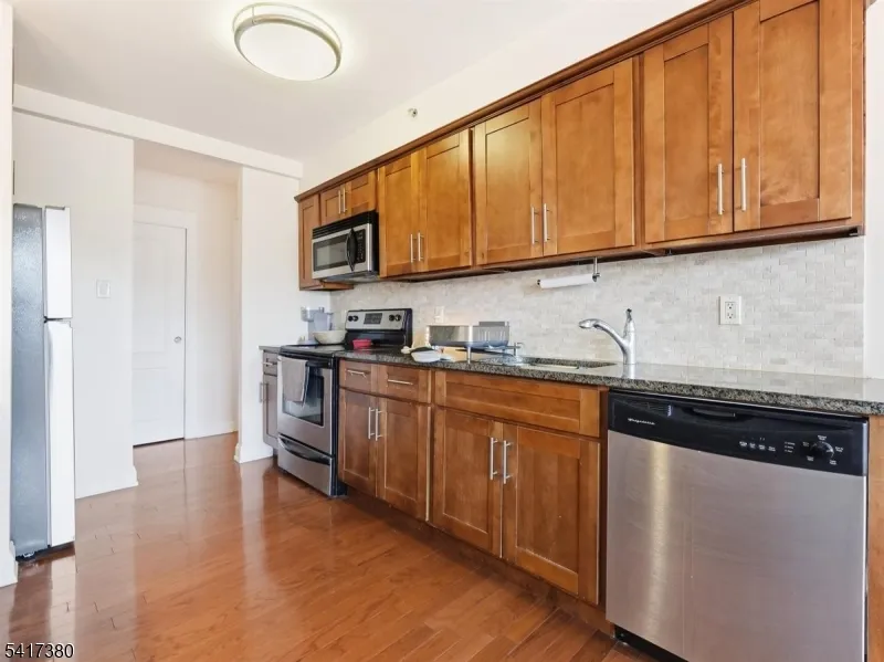 60 Parkway Dr East Orange City, NJ 07017