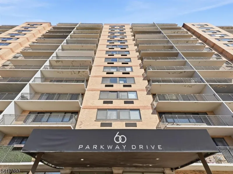 60 Parkway Dr East Orange City, NJ 07017