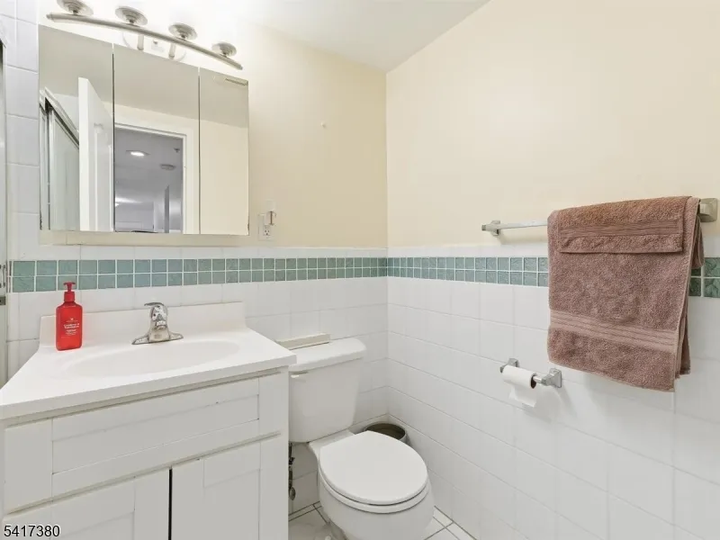 60 Parkway Dr East Orange City, NJ 07017