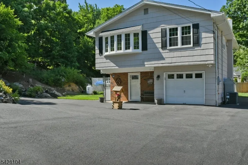 121 Leland Trl Hopatcong, NJ 07843