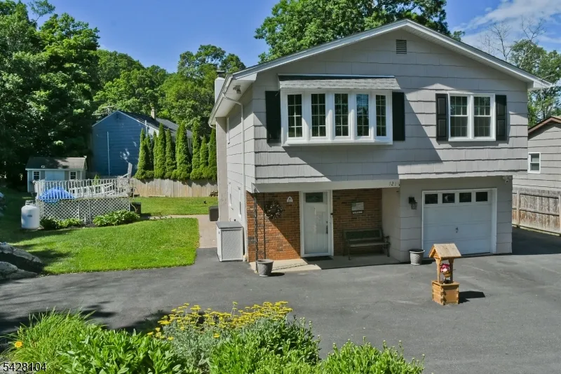 121 Leland Trl Hopatcong, NJ 07843